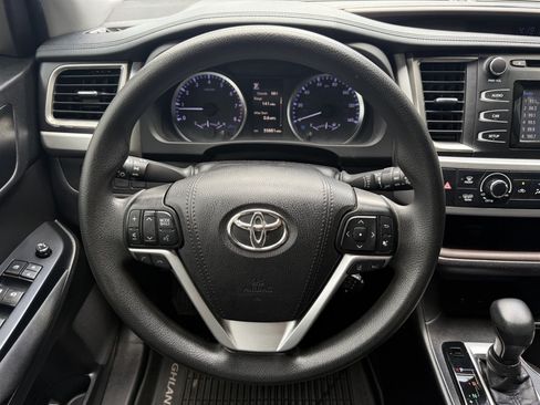 Used 2019 Toyota Highlander LE FWD image 25