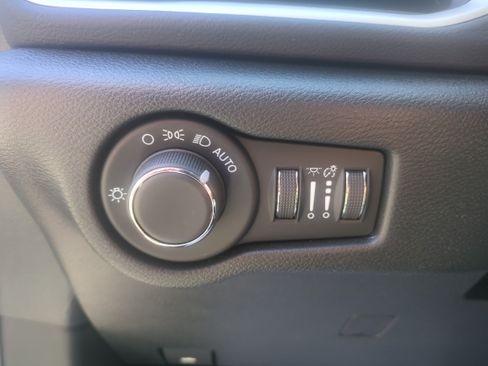 Used 2026 Chrysler Voyager LX FWD image 11