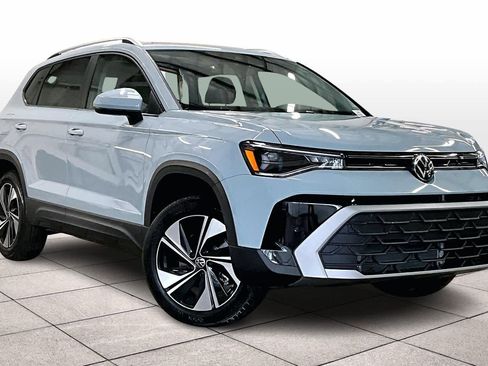 New 2026 Volkswagen Taos SE image 2