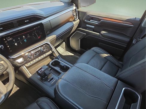 Used 2024 GMC Sierra 1500 Denali w/ Technology Package AWD/4WD image 9