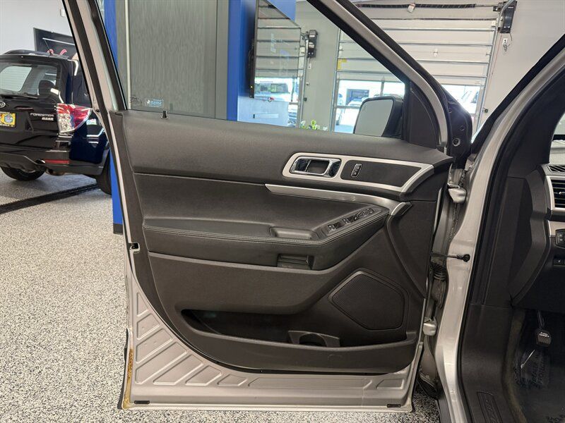 Used 2015 Ford Explorer XLT w/ Equipment Group 202B AWD/4WD image 17