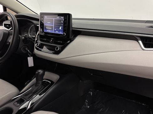 Used 2022 Toyota Corolla LE image 32