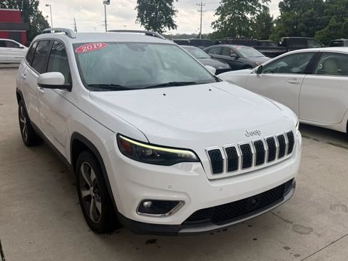 Used 2019 Jeep Cherokee Limited w/ Luxury Group FWD image 2