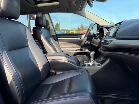 Used 2019 Toyota Highlander XLE AWD/4WD image 17