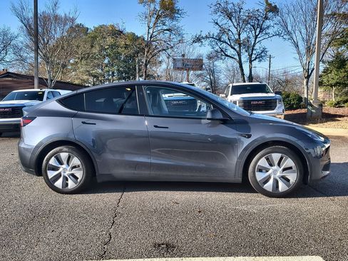 Used 2023 Tesla Model Y Long Range image 9