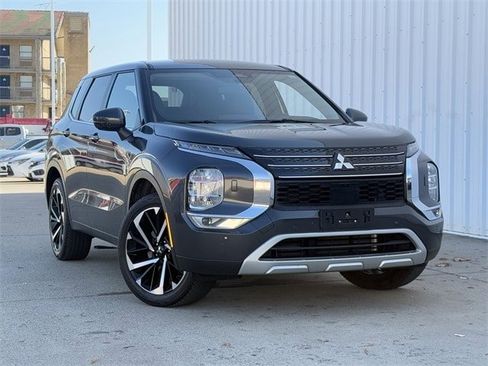 Used 2024 Mitsubishi Outlander SE image 2