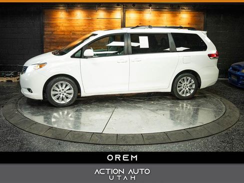 Used 2012 Toyota Sienna XLE image 1