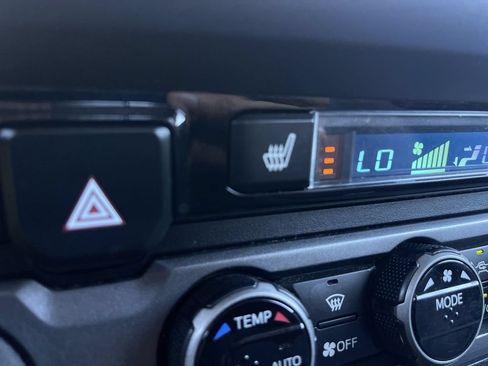 Used 2017 Toyota Tacoma TRD Off-Road AWD/4WD image 40