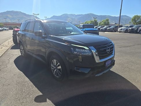 Used 2025 Nissan Pathfinder SL AWD/4WD image 3