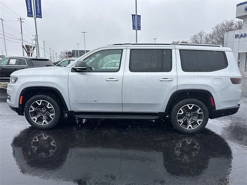 Used 2024 Jeep Wagoneer Series III image 2