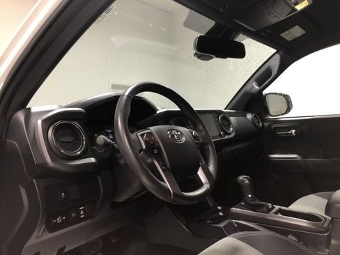 Used 2022 Toyota Tacoma TRD Sport image 18