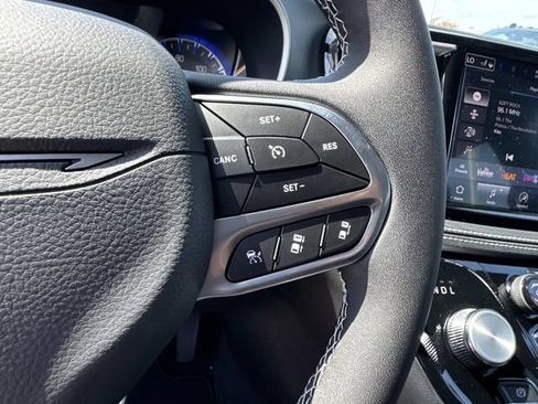 New 2027 Chrysler Pacifica Select AWD/4WD image 24