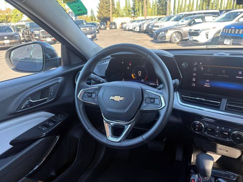 Used 2025 Chevrolet Trax LT w/ LT Convenience Package FWD image 32