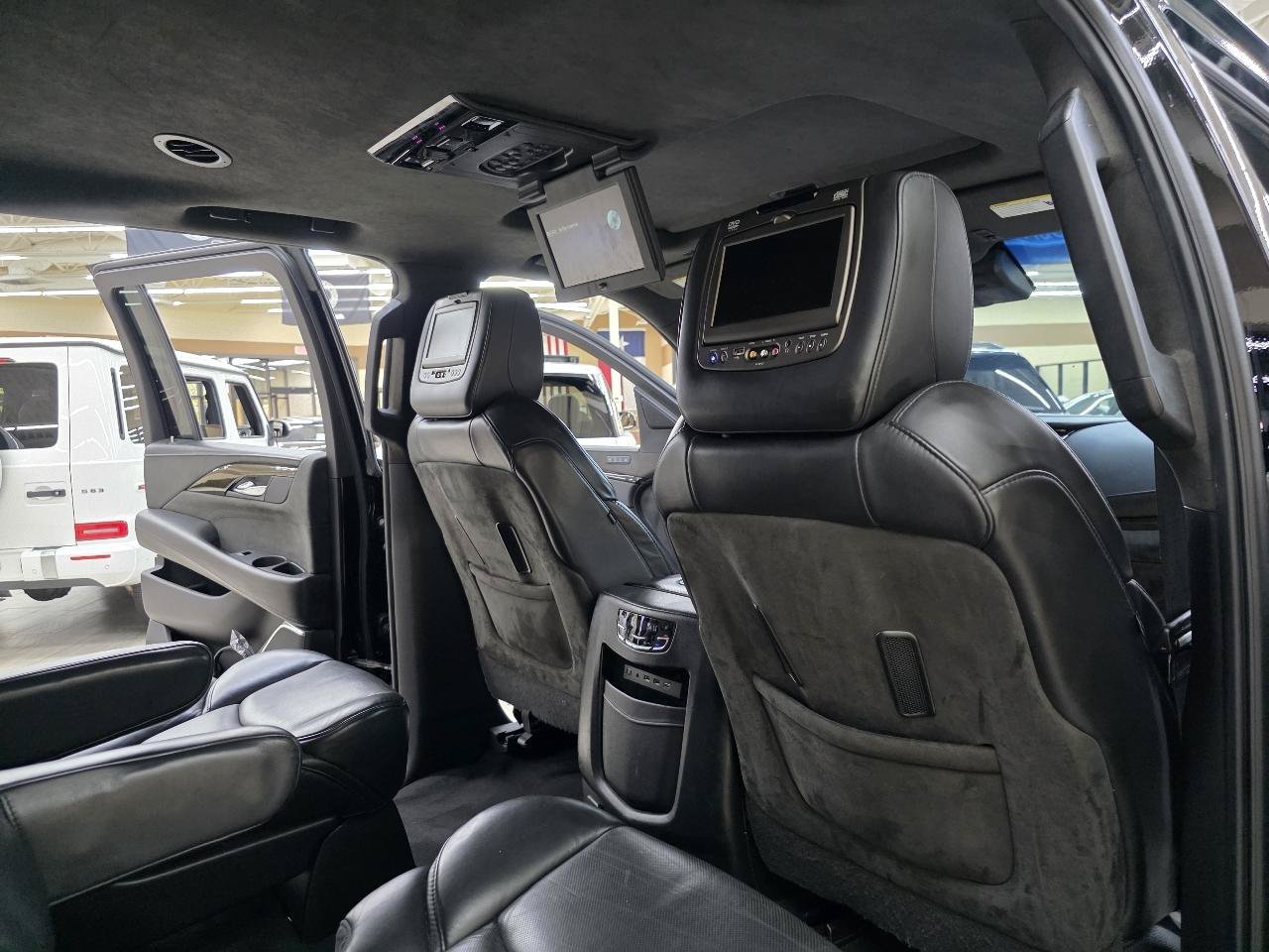 Used 2018 Cadillac Escalade ESV Platinum AWD/4WD image 26