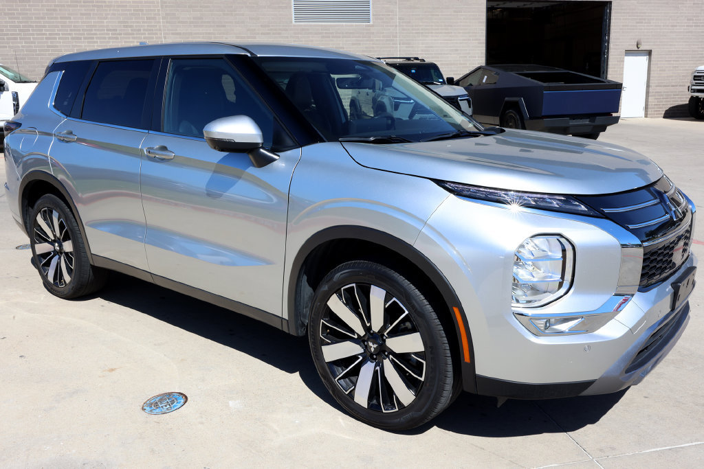 Used 2025 Mitsubishi Outlander SE FWD image 3