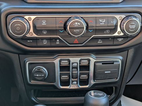 Used 2022 Jeep Wrangler Unlimited Sahara image 20