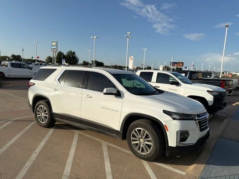 Used 2024 Chevrolet Traverse LT FWD image 1
