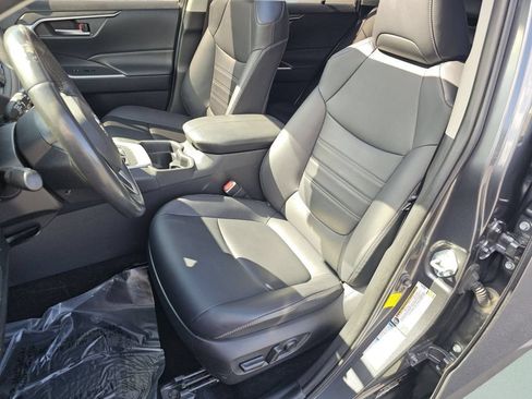 Used 2019 Toyota RAV4 XLE Premium w/ Cold Weather Package AWD/4WD image 6