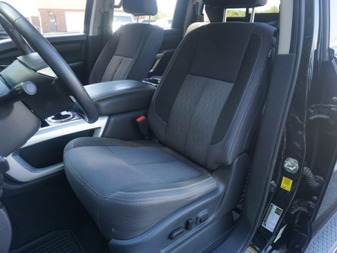 Used 2020 Nissan Titan SV w/ SV Convenience Package image 16