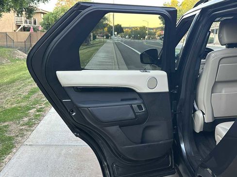 Used 2018 Land Rover Discovery SE image 54