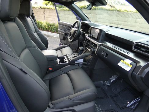 Used 2025 Toyota Tacoma SR5 image 31