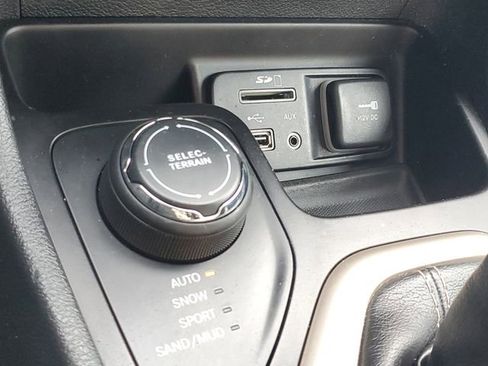 Used 2016 Jeep Cherokee Latitude w/ North All-Season Group AWD/4WD image 30