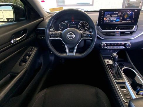 Used 2024 Nissan Altima 2.5 SV w/ SV Premium Package image 6