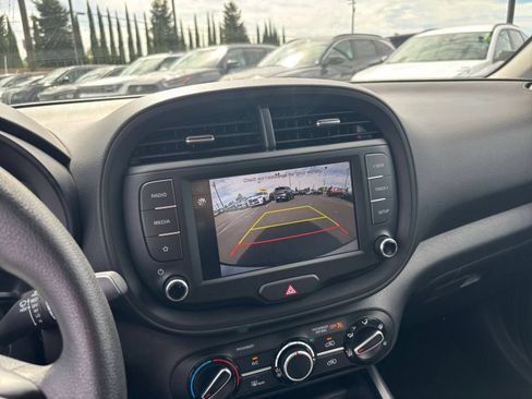 Used 2025 Kia Soul LX w/ LX Technology Package FWD image 22