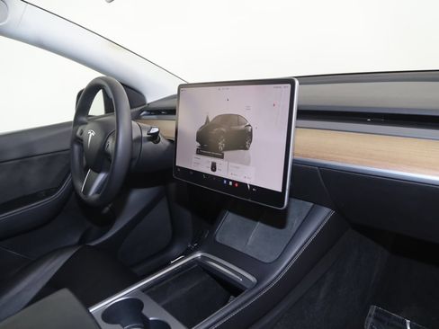 Used 2022 Tesla Model Y Long Range image 40