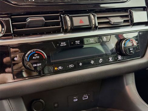 Used 2023 Nissan Pathfinder SL w/ Black Appearance Package image 16