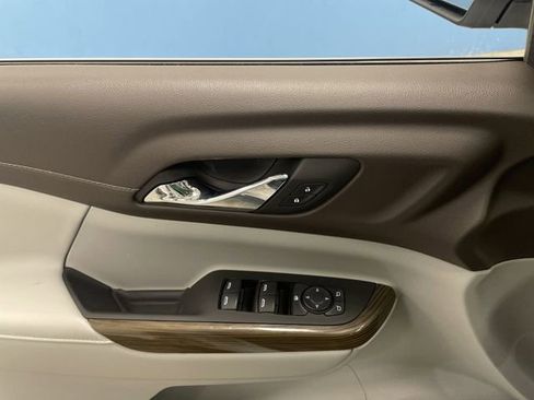 Used 2023 GMC Acadia SLE image 28