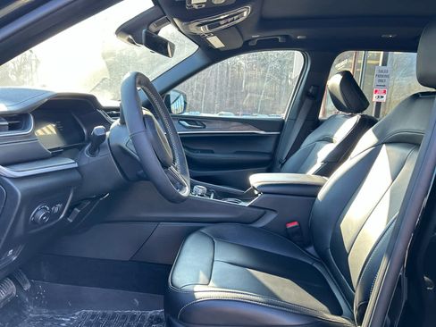 Used 2025 Jeep Grand Cherokee L Limited w/ Black Appearance Package image 10