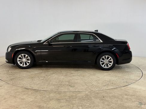 Used 2020 Chrysler 300 Touring RWD image 2