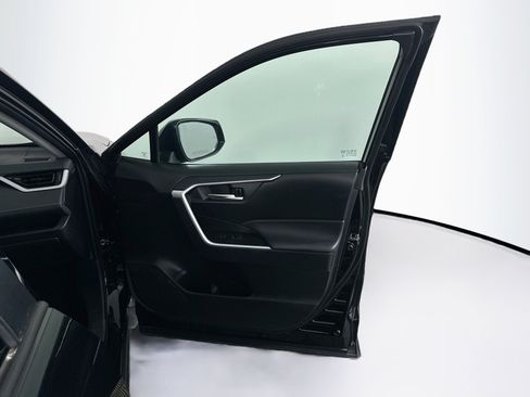 Used 2025 Toyota RAV4 XLE FWD image 33