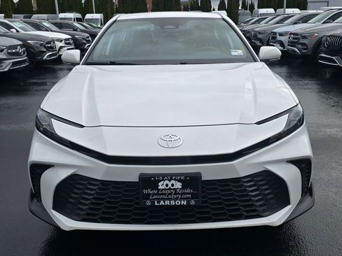 Used 2025 Toyota Camry SE image 9