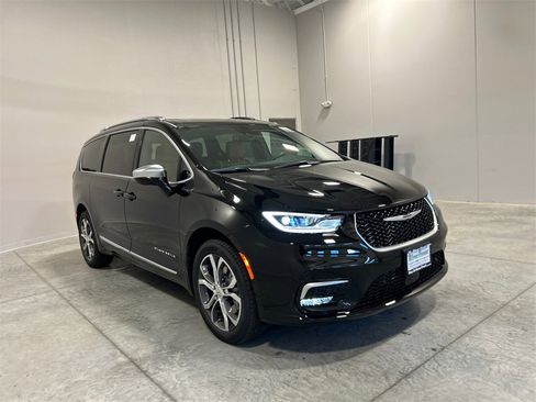 New 2026 Chrysler Pacifica Pinnacle image 4