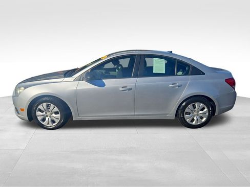 Used 2013 Chevrolet Cruze LS image 2