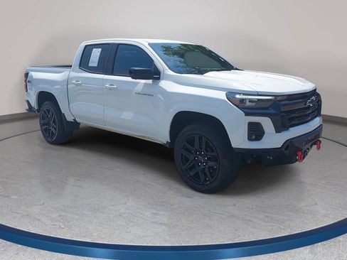Used 2025 Chevrolet Colorado Z71 w/ Technology Package AWD/4WD image 3