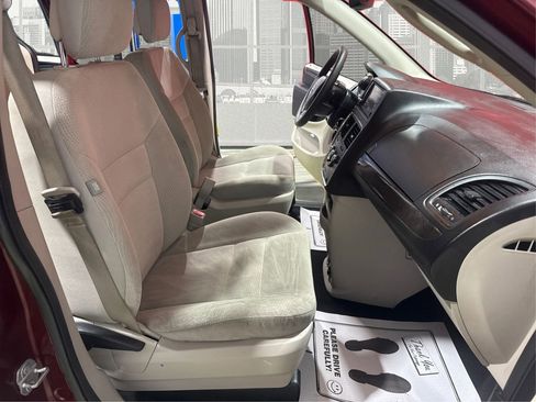 Used 2018 Dodge Grand Caravan SE w/ UConnect Hands-Free Group image 17