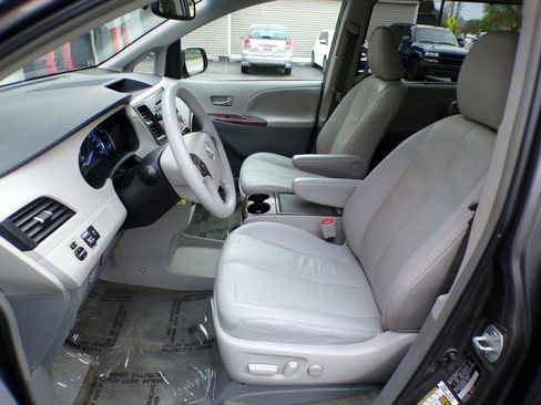 Used 2013 Toyota Sienna XLE FWD image 9