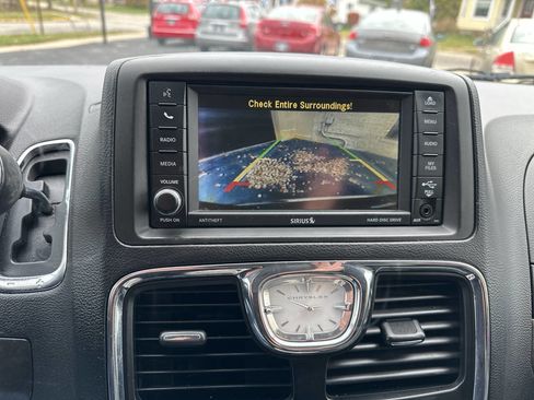 Used 2016 Chrysler Town & Country Touring w/ Driver Convenience Group image 22