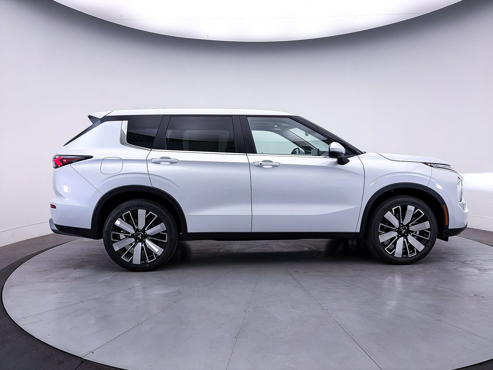 Used 2026 Mitsubishi Outlander SE FWD image 8