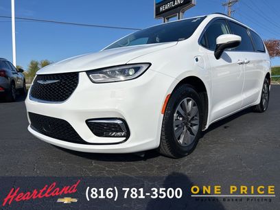 Used 2023 Chrysler Pacifica Touring-L w/ Uconnect Theater Family Group