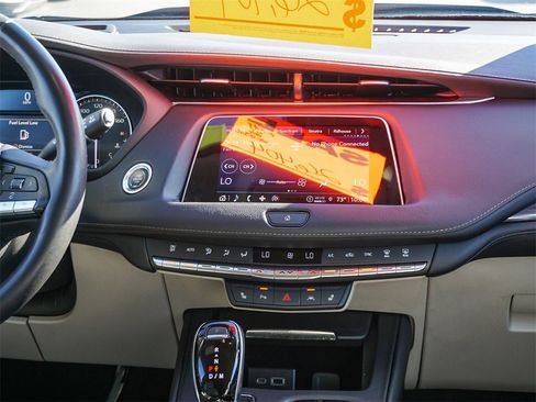 Used 2023 Cadillac XT4 Luxury w/ Cold Weather Package image 15