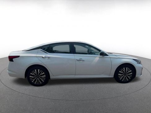 Used 2025 Nissan Altima 2.5 SV FWD image 15