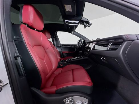 New 2026 Porsche Macan Base image 30