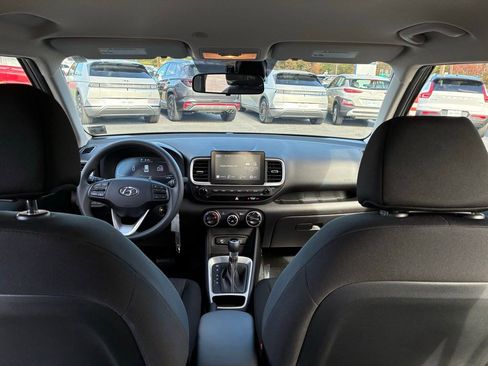 Used 2025 Hyundai Venue SE image 15