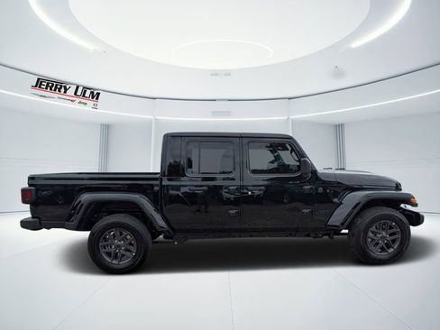 New 2025 Jeep Gladiator Sport image 2