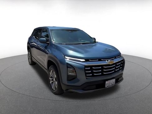 Used 2025 Chevrolet Equinox LT FWD image 3