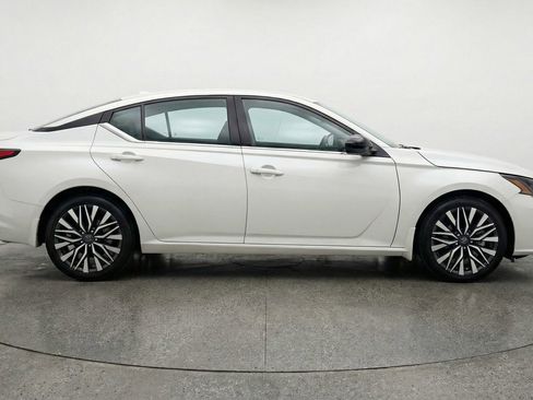 Used 2025 Nissan Altima 2.5 SV FWD image 11